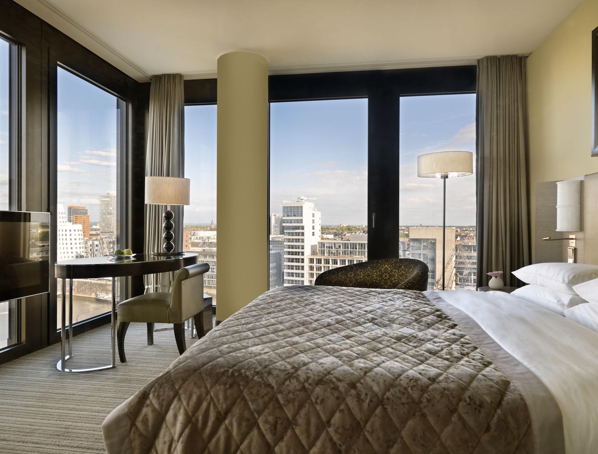Hyatt Regency Dusseldorf Hotel Luaran gambar A bedroom at the Mandarin Oriental, Munich