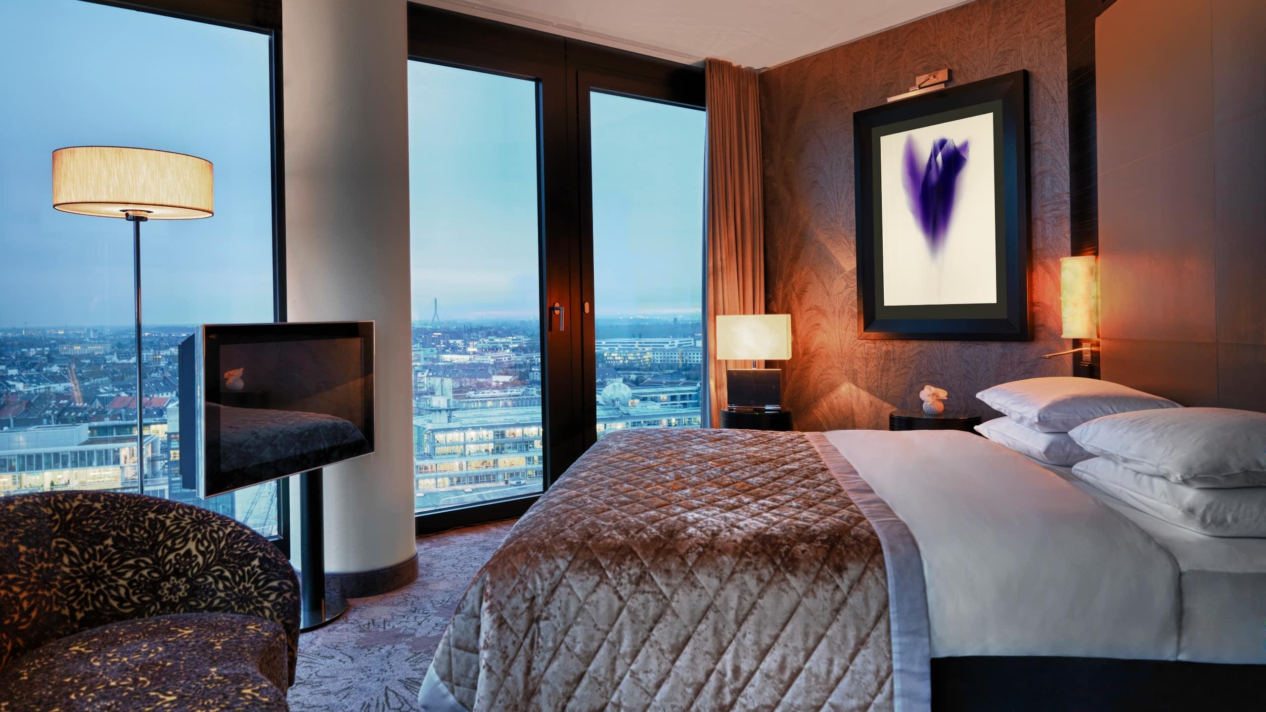 Hyatt Regency Dusseldorf Hotel Luaran gambar A bedroom at the Mandarin Oriental, Munich