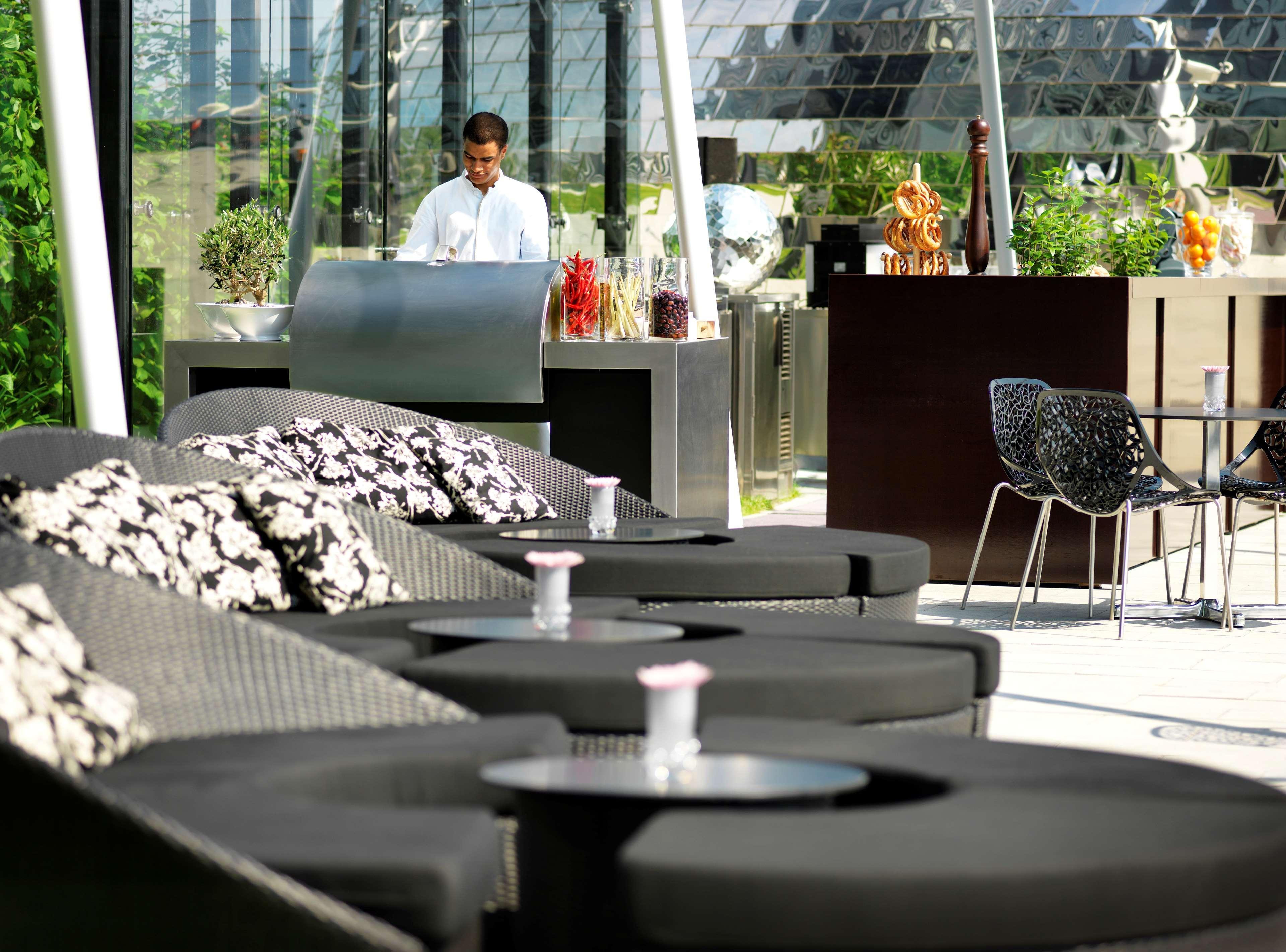 Hyatt Regency Dusseldorf Hotel Luaran gambar The bar at the 10th floor