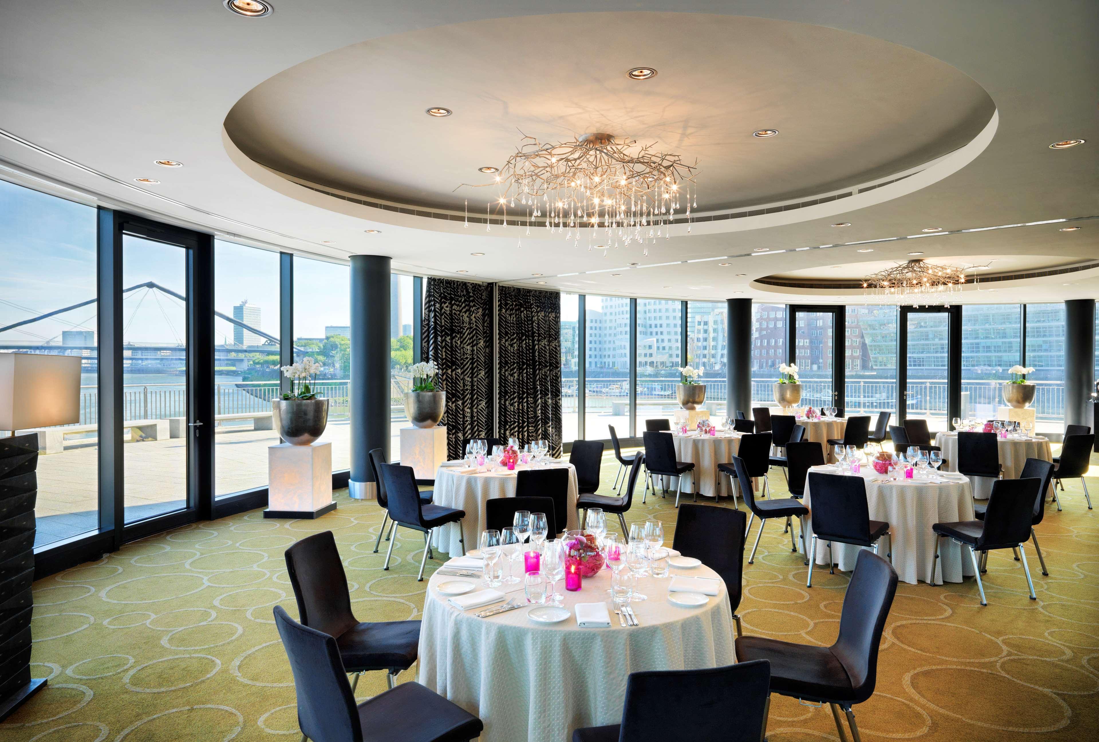 Hyatt Regency Dusseldorf Hotel Luaran gambar The Club Lounge at the Hong Kong International Convention and Exhibition Centre