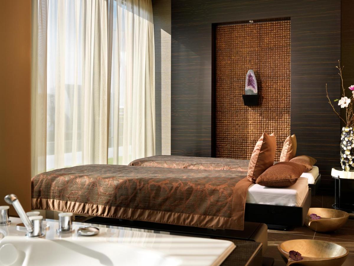 Hyatt Regency Dusseldorf Hotel Luaran gambar A modern bedroom