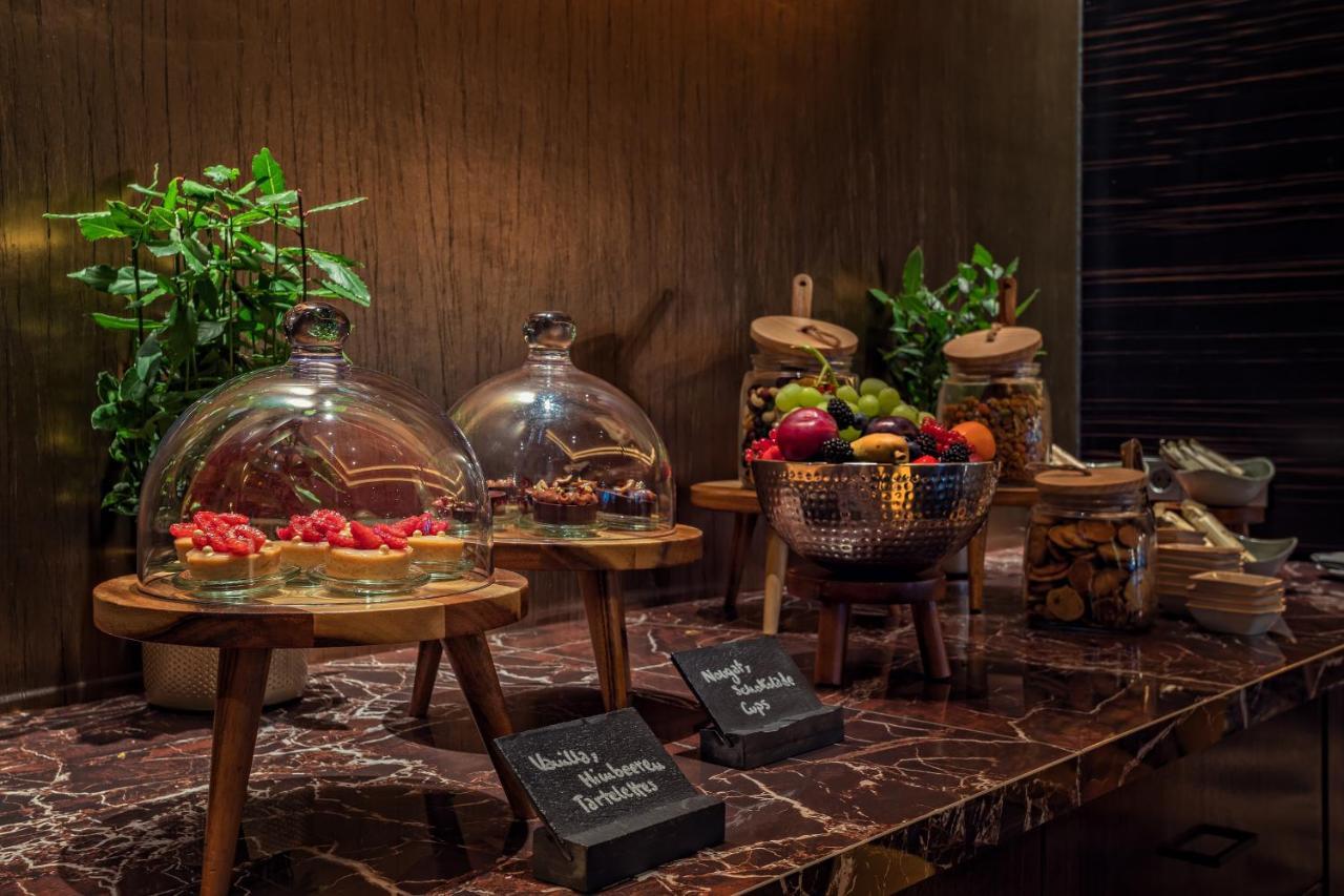 Hyatt Regency Dusseldorf Hotel Luaran gambar A dessert buffet at a hotel