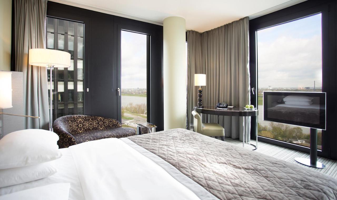 Hyatt Regency Dusseldorf Hotel Luaran gambar A room at the hotel