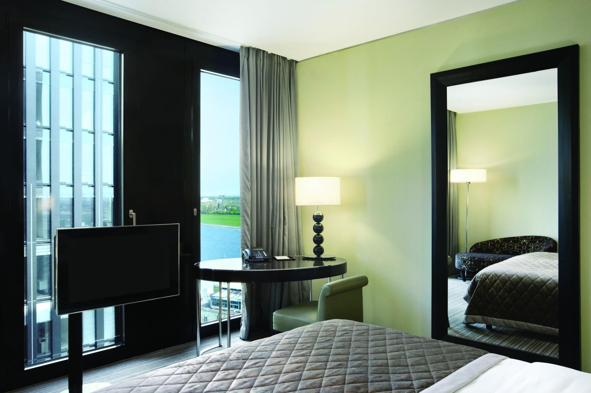 Hyatt Regency Dusseldorf Hotel Luaran gambar A room at the hotel