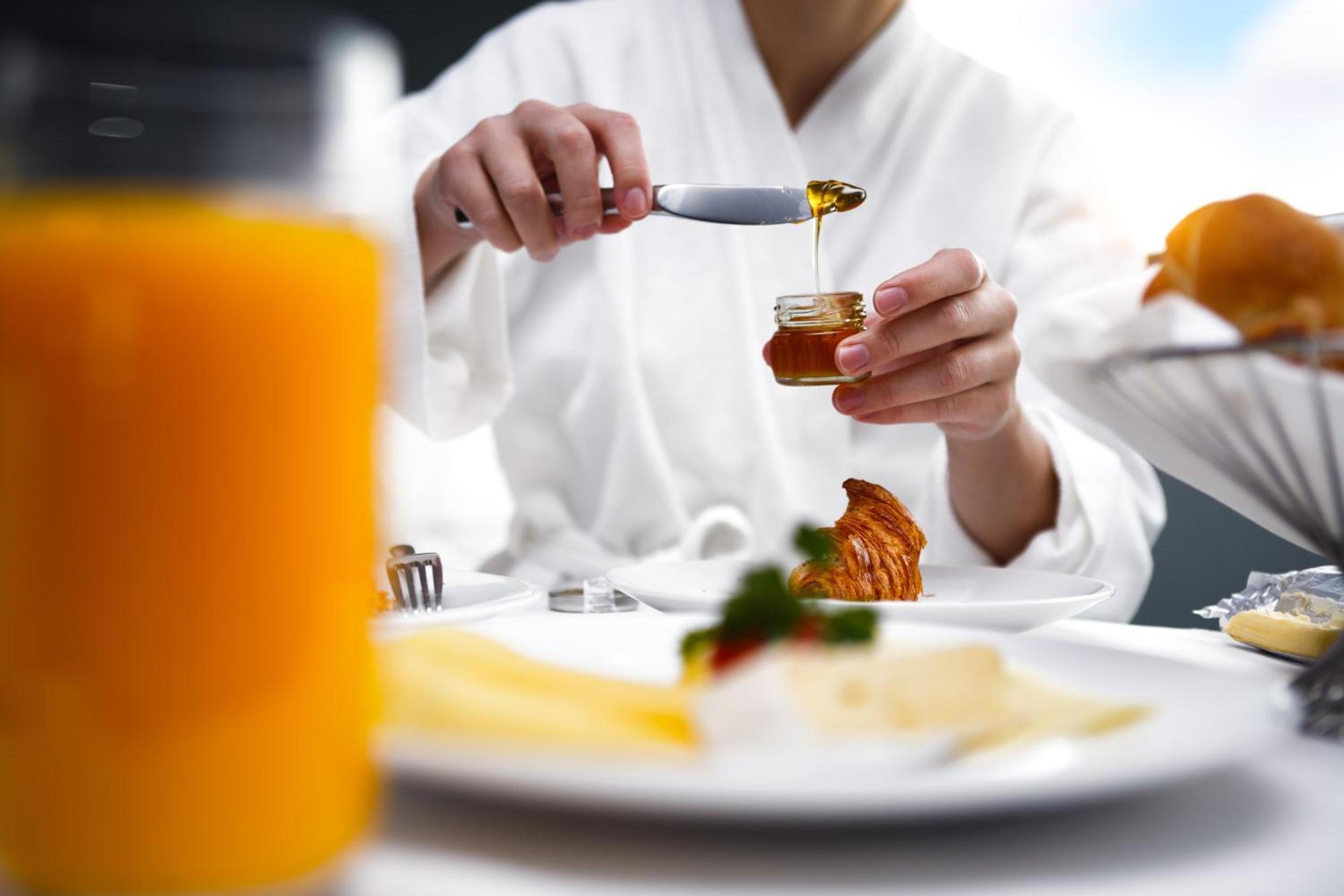 Hyatt Regency Dusseldorf Hotel Luaran gambar Honey being drizzled onto a croissant
