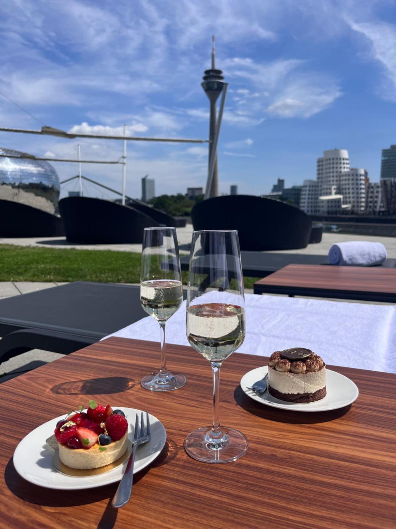 Hyatt Regency Dusseldorf Hotel Luaran gambar The rooftop pool at the InterContinental London - The O2